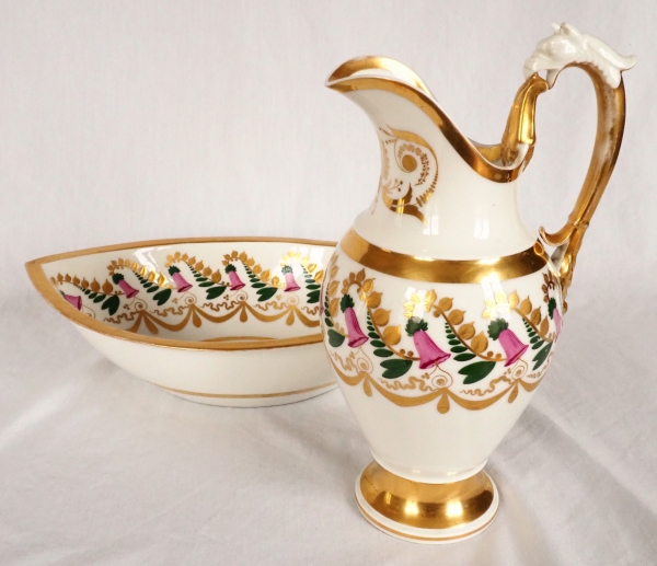 Manufacture de Locré : ensemble lavabo en porcelaine de Paris, aiguière et son bassin, époque Consulat vers 1800