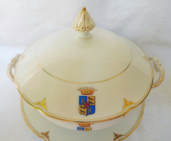 Légumier en porcelaine, armoiries polychromes des Comtes de Castelnau - XIXe siècle