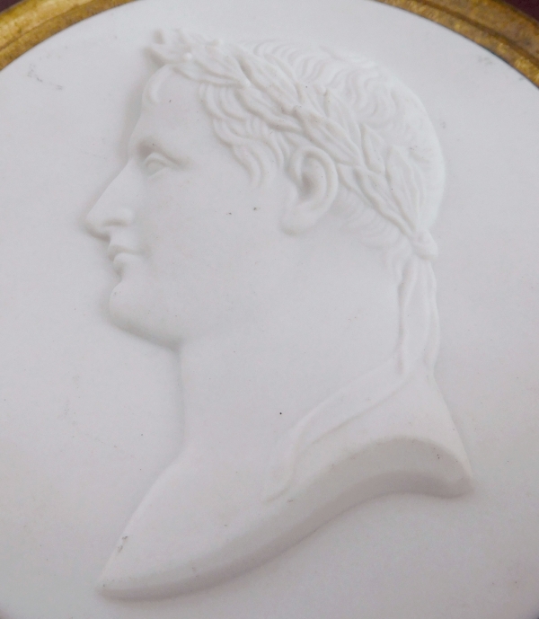 Sèvres : portrait miniature de Napoléon Ier Empereur en biscuit - signé