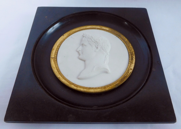 Sèvres : portrait miniature de Napoléon Ier Empereur en biscuit - signé