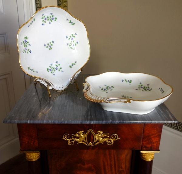 Manufacture Dihl et Guerhard - paire de corbeilles à pain en porcelaine décor aux barbeaux - signée
