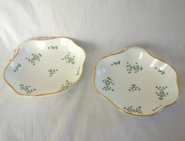 Manufacture Dihl et Guerhard - paire de corbeilles à pain en porcelaine décor aux barbeaux - signée