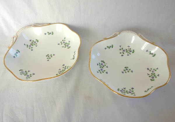 Manufacture Dihl et Guerhard - paire de corbeilles à pain en porcelaine décor aux barbeaux - signée