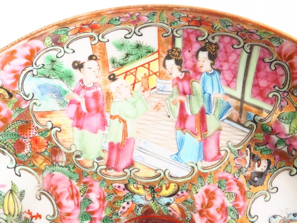 Paire d'assiettes de présentation en porcelaine de Canton, Chine, monture bronze doré, époque XIXe siècle