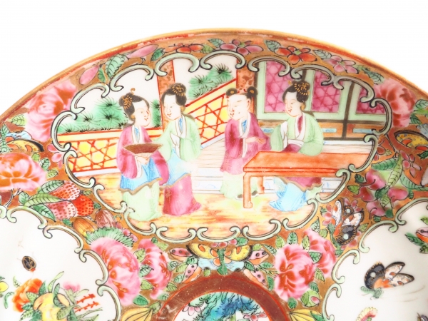 Paire d'assiettes de présentation en porcelaine de Canton, Chine, monture bronze doré, époque XIXe siècle