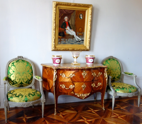 Pair of large Paris porcelain planters, early 19th century circa 1830