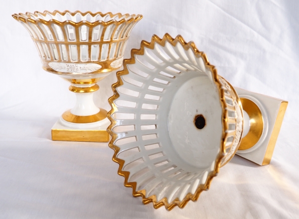 Paire de coupes Empire en porcelaine ajourée et biscuit dorée à l'or fin, début XIXe siècle