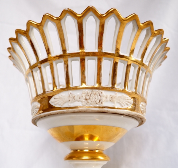 Paire de coupes Empire en porcelaine ajourée et biscuit dorée à l'or fin, début XIXe siècle