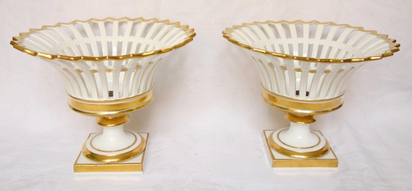 Paire de coupes ajourées en porcelaine de Paris dorée à l'or d'époque Empire / Restauration