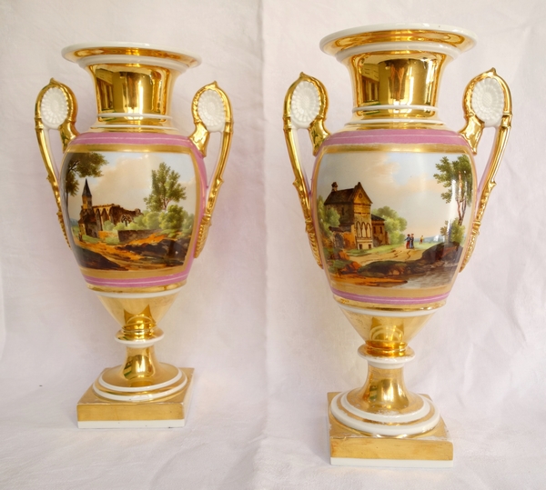 Paire de vases Medicis en porcelaine de Paris, époque Empire Restauration - 30,5cm