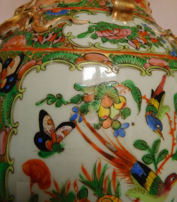 Paire de grandes potiches en porcelaine de Canton polychrome et dorée - Chine XIXe siècle