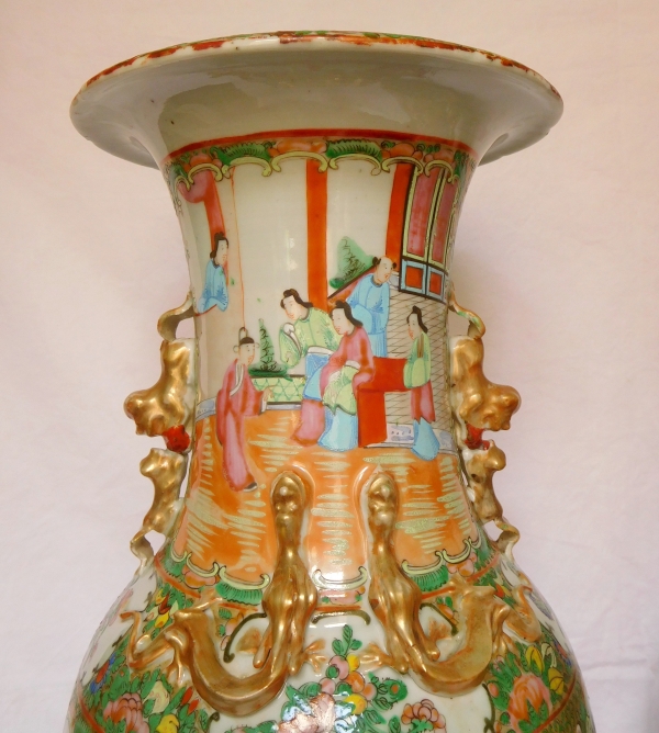 Paire de grandes potiches en porcelaine de Canton polychrome et dorée - Chine XIXe siècle