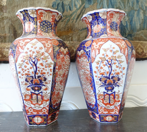 Paire de potiches ou grands vases 44cm en porcelaine Imari fin XIXe bleue, rouge et or