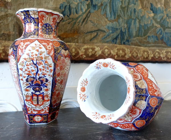 Paire de potiches ou grands vases 44cm en porcelaine Imari fin XIXe bleue, rouge et or