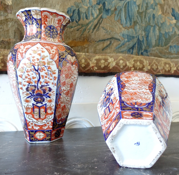 Paire de potiches ou grands vases 44cm en porcelaine Imari fin XIXe bleue, rouge et or