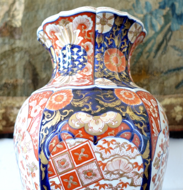 Paire de potiches ou grands vases 44cm en porcelaine Imari fin XIXe bleue, rouge et or