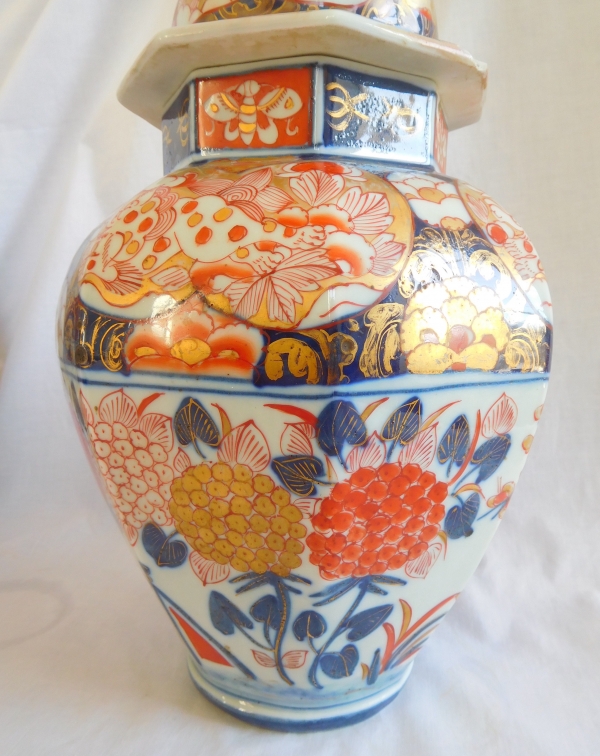 Paire de grandes potiches en porcelaine Imari fin XIXe bleue, rouge et or - 46cm