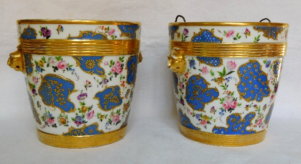 Paire de grands cache-pots en porcelaine de Paris d'époque Restauration