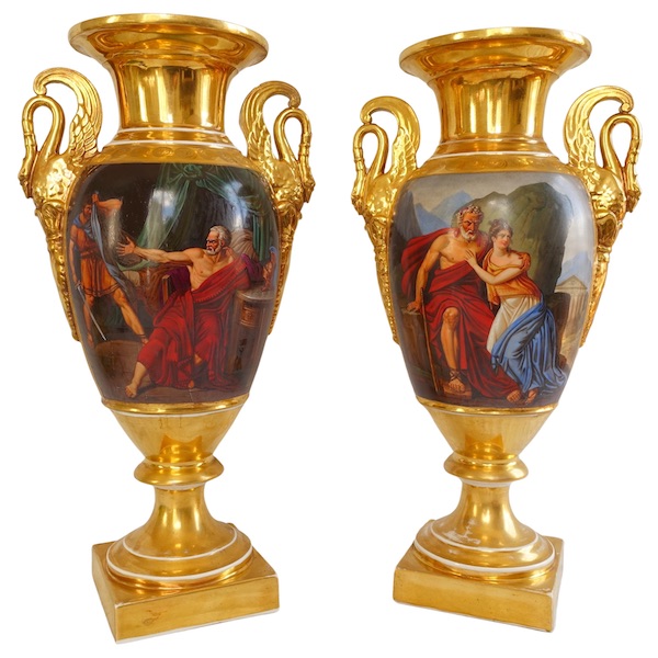 Paire de grands vases Empire à scènes antiques en porcelaine de Paris sorée - 41cm