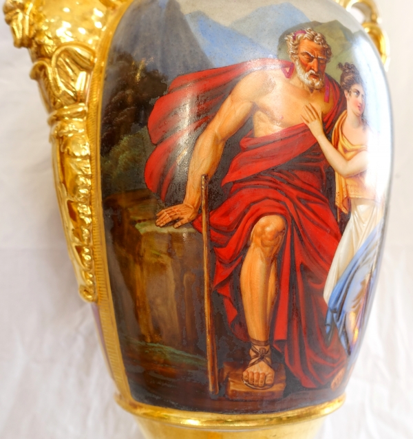 Paire de grands vases Empire à scènes antiques en porcelaine de Paris sorée - 41cm