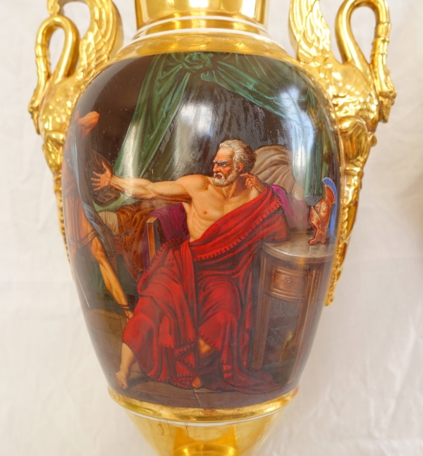 Paire de grands vases Empire à scènes antiques en porcelaine de Paris sorée - 41cm