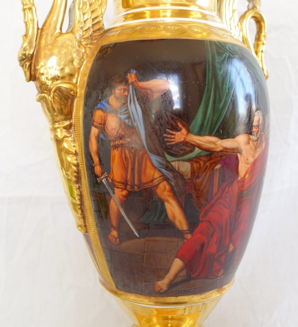 Paire de grands vases Empire à scènes antiques en porcelaine de Paris sorée - 41cm