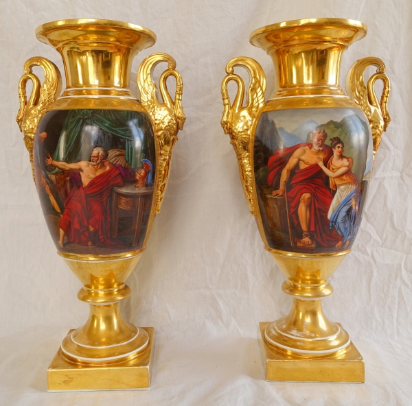 Paire de grands vases Empire à scènes antiques en porcelaine de Paris sorée - 41cm