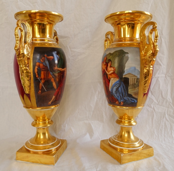 Paire de grands vases Empire à scènes antiques en porcelaine de Paris sorée - 41cm