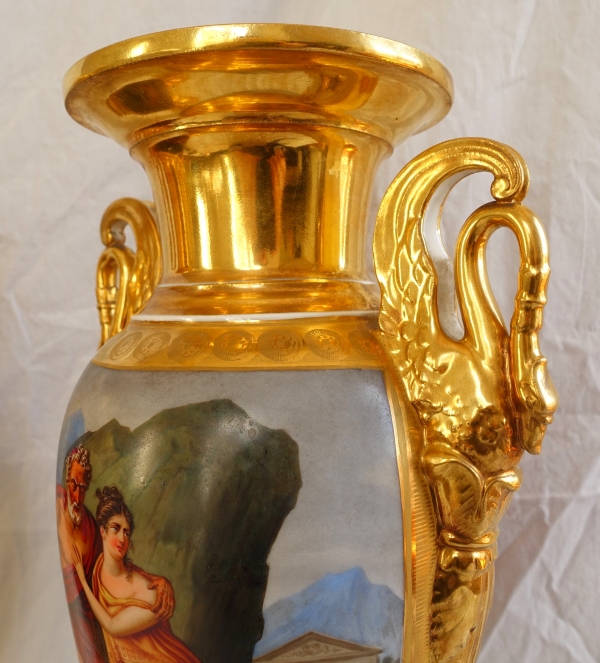 Paire de grands vases Empire à scènes antiques en porcelaine de Paris sorée - 41cm