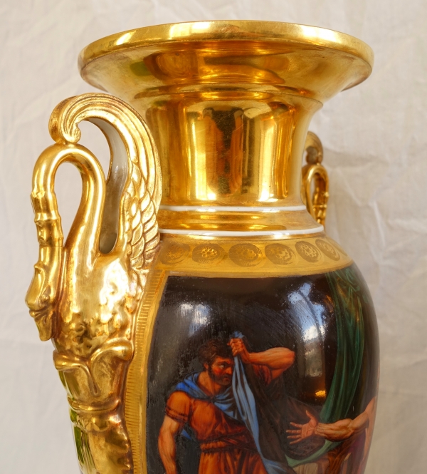 Paire de grands vases Empire à scènes antiques en porcelaine de Paris sorée - 41cm