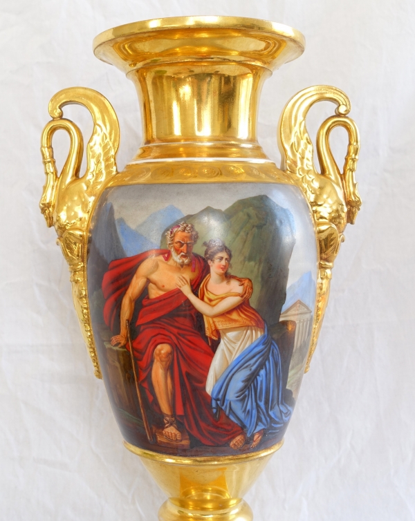 Paire de grands vases Empire à scènes antiques en porcelaine de Paris sorée - 41cm