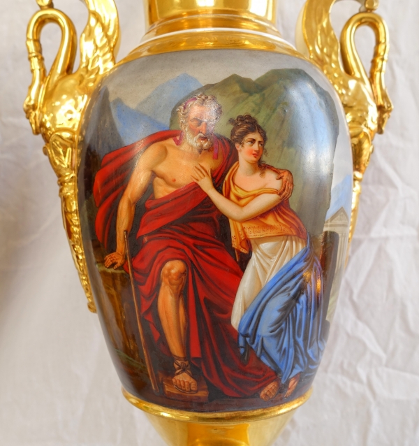 Paire de grands vases Empire à scènes antiques en porcelaine de Paris sorée - 41cm