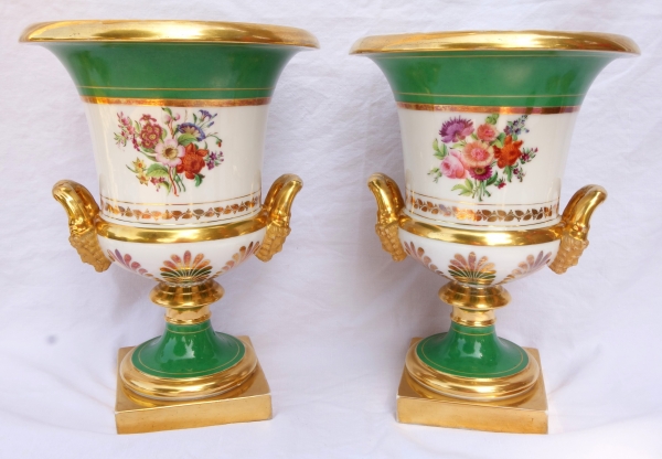 Paire de grands vases Médicis en porcelaine de Paris - style Empire époque Restauration - 32cm