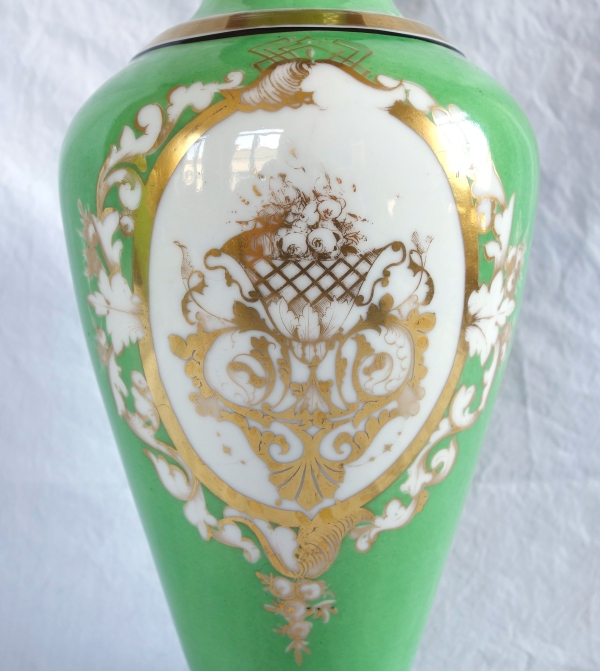 Paire d’importants vases d’ornement en porcelaine de Paris d’époque Napoléon III