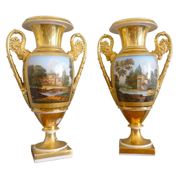 Paire de vases en porcelaine de Paris dorée et polychrome, époque Empire Restauration - 32,7cm