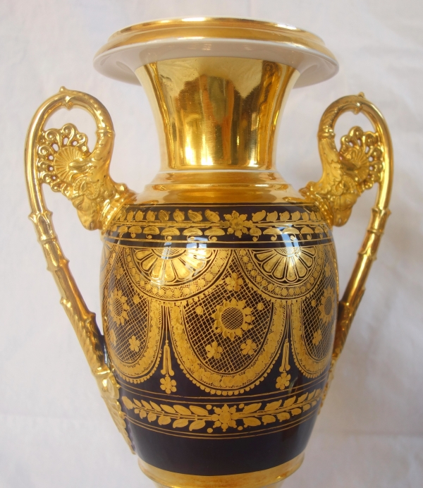 Paire de vases en porcelaine de Paris dorée et polychrome, époque Empire Restauration - 32,7cm