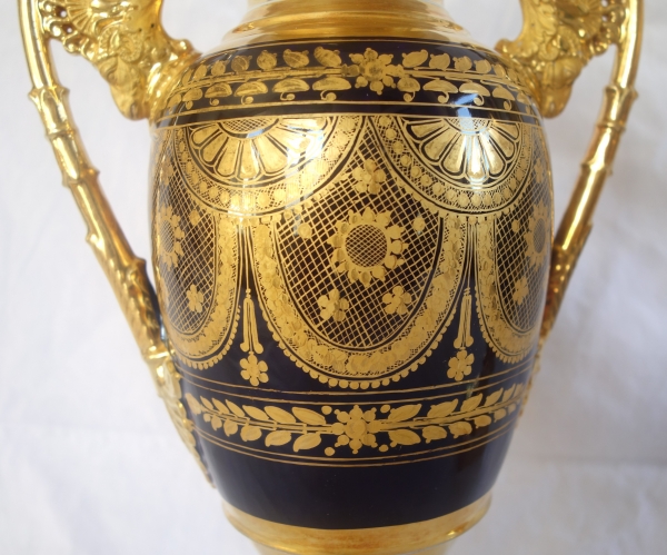 Paire de vases en porcelaine de Paris dorée et polychrome, époque Empire Restauration - 32,7cm