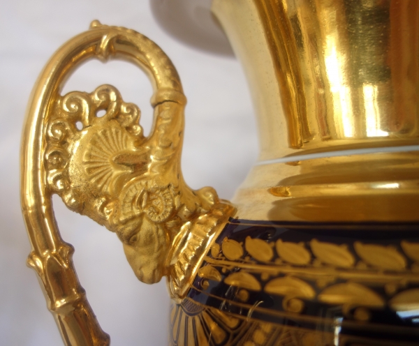 Paire de vases en porcelaine de Paris dorée et polychrome, époque Empire Restauration - 32,7cm