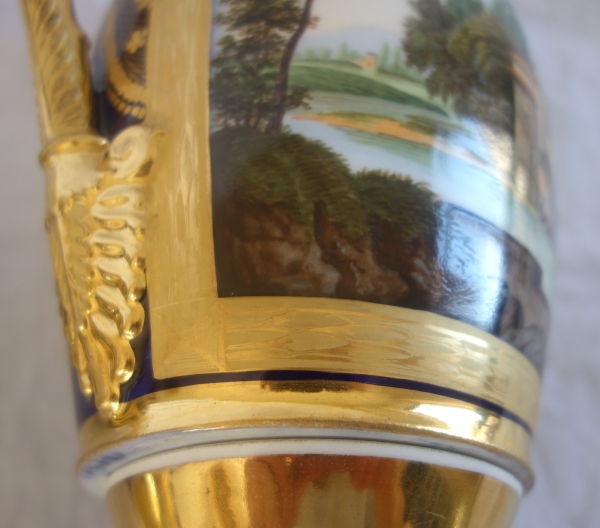 Paire de vases en porcelaine de Paris dorée et polychrome, époque Empire Restauration - 32,7cm