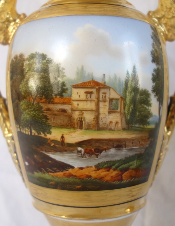 Paire de vases en porcelaine de Paris dorée et polychrome, époque Empire Restauration - 32,7cm