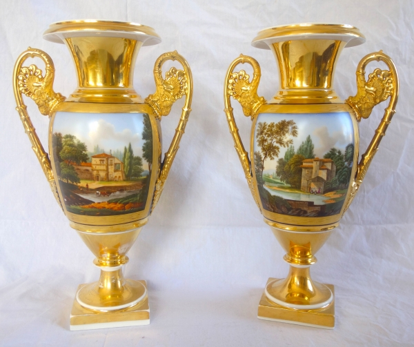 Paire de vases en porcelaine de Paris dorée et polychrome, époque Empire Restauration - 32,7cm