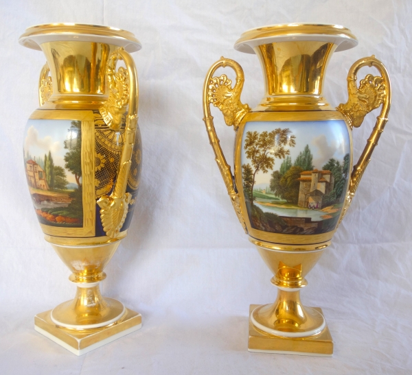 Paire de vases en porcelaine de Paris dorée et polychrome, époque Empire Restauration - 32,7cm