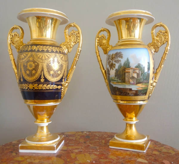Paire de vases en porcelaine de Paris dorée et polychrome, époque Empire Restauration - 32,7cm