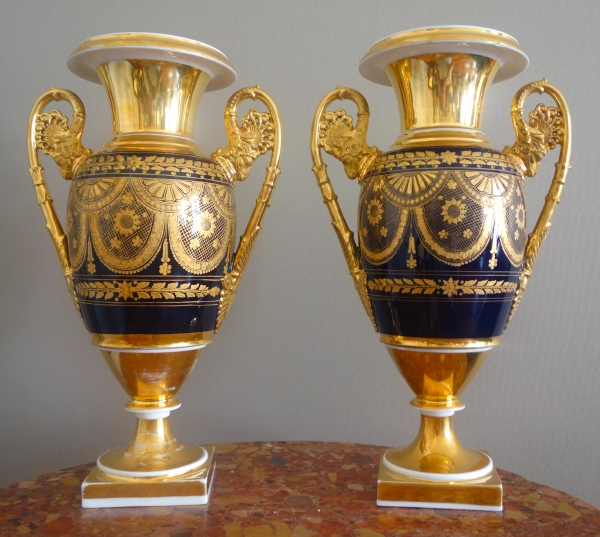 Paire de vases en porcelaine de Paris dorée et polychrome, époque Empire Restauration - 32,7cm