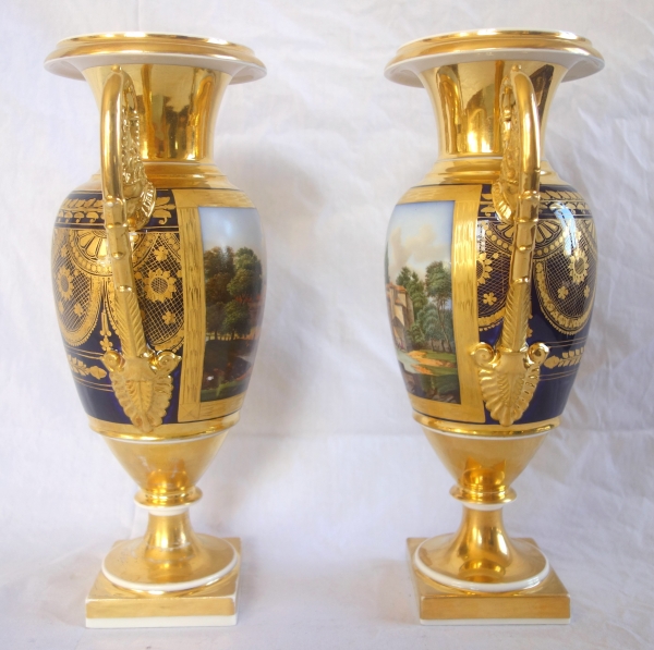 Paire de vases en porcelaine de Paris dorée et polychrome, époque Empire Restauration - 32,7cm