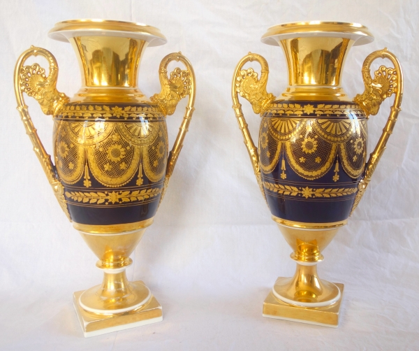 Paire de vases en porcelaine de Paris dorée et polychrome, époque Empire Restauration - 32,7cm
