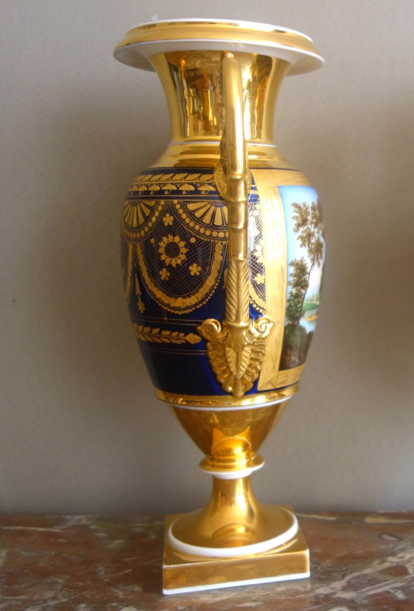 Paire de vases en porcelaine de Paris dorée et polychrome, époque Empire Restauration - 32,7cm