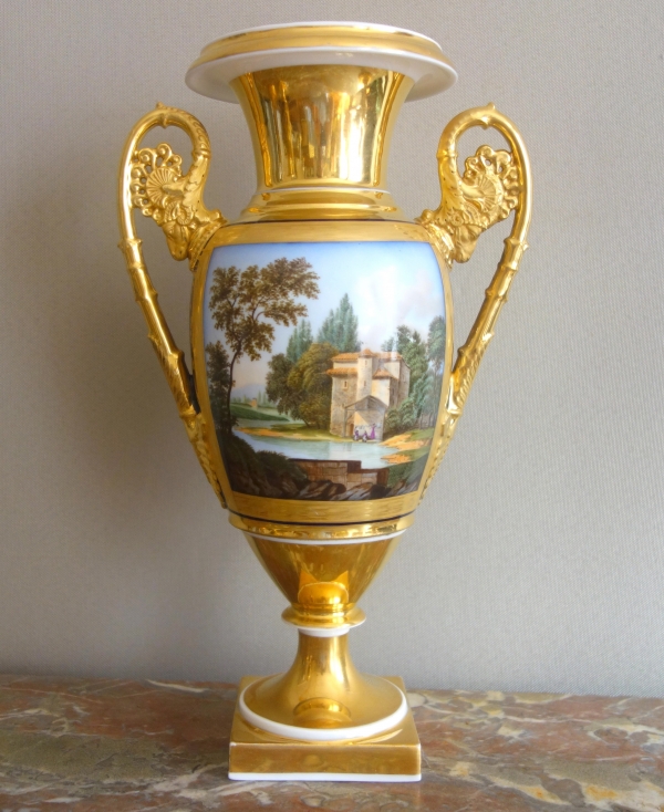 Paire de vases en porcelaine de Paris dorée et polychrome, époque Empire Restauration - 32,7cm