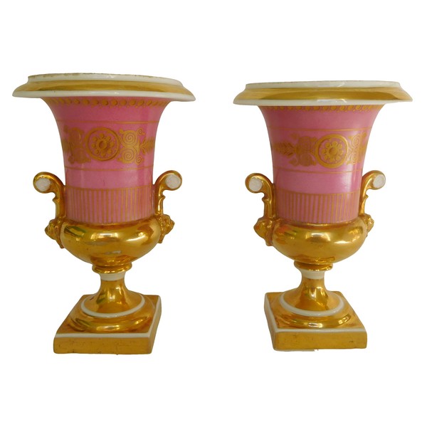 Paire de vases Médicis en porcelaine de Paris, époque Empire Restauration - 16,5cm