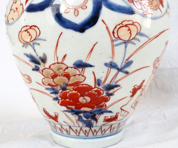 Pair of Imari porcelain jars / urns, late 19th century